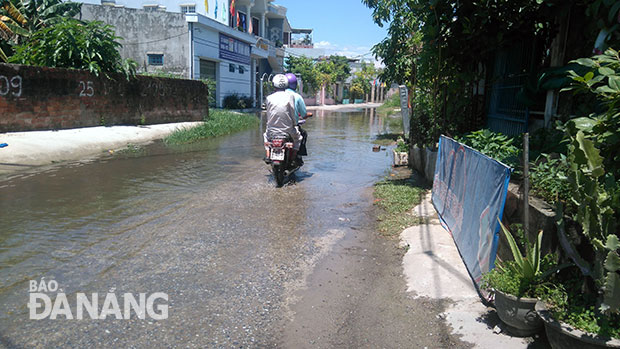 Cảnh nước đọng ở đường Ngô Chân Lưu trưa 30-5-2016.