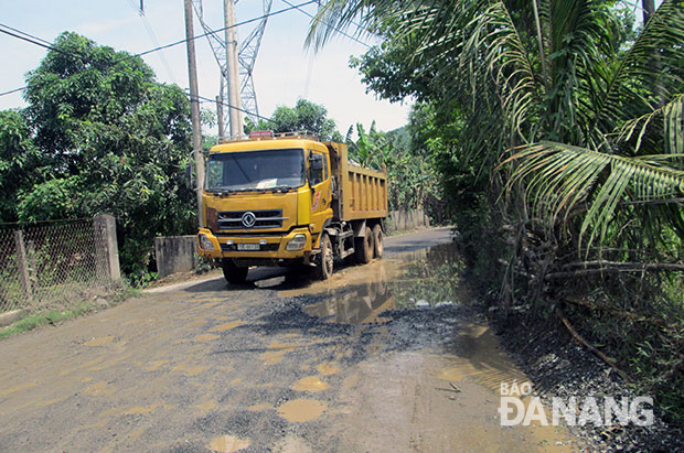 Xe tải trọng lớn chở đất, đá cày nát đường dẫn vào mỏ đá Hòa Nhơn, ảnh hưởng đến gần 200 hộ dân trong thôn.