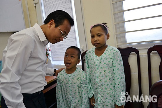 Secretary Anh with 2 children suffering from chronic renal failure