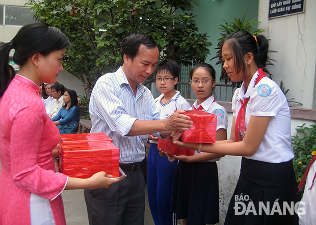 Trao học bổng cho học sinh nghèo vượt khó tại Đà Nẵng.