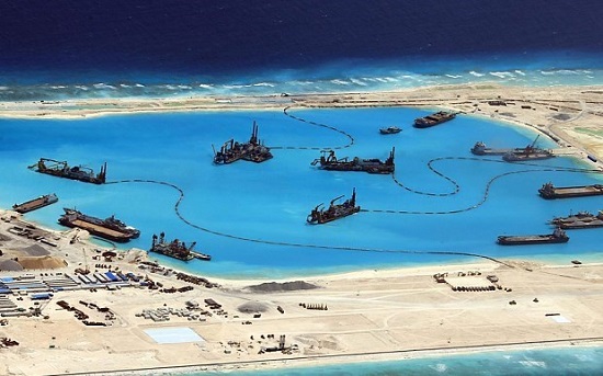  China's ships conducting reclamation activities in Vietnam's Fiery Cross Reef  (Photo: EPA/VNA)