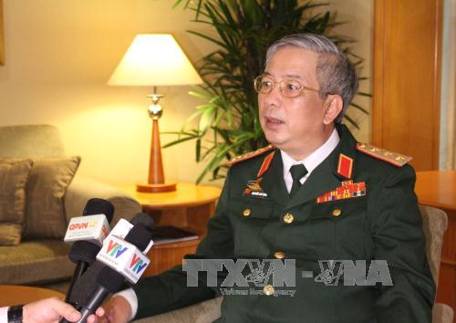 Thượng tướng Nguyễn Chí Vịnh, Thứ trưởng Bộ Quốc phòng, Trưởng đoàn Việt Nam trả lời phỏng vấn phóng viên Việt Nam bên lề Đối thoại. Ảnh:  TTXVN 