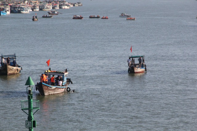 àng loạt các tàu, thuyền, ca nô đổ ra vị trí giữa sông tục việc tìm kiếm cứu nạn trên sông Hàn.