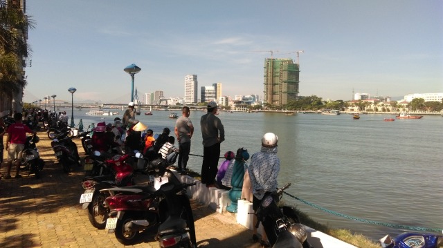 Nhiều người dân tập trung hai bên bờ sông Hàn để theo dõi việc tìm kiếm những nạn nhân còn lại.