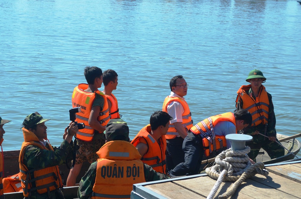 Ông Khuất Việt Hùng  trực tiếp ra sông chỉ đạo công tác tìm kiếm cứu nạn. Ảnh: Ngọc Phú