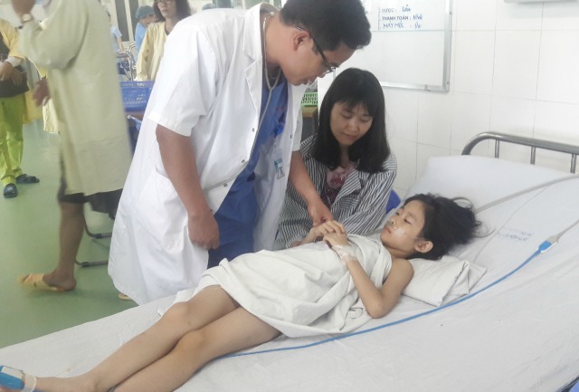 Các bác sĩ đang theo dõi, điều trị cho các nạn nhân nhỏ tuổi tại bệnh viện Phụ sản – Nhi Đà Nẵng.