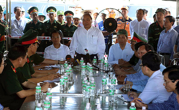Thủ tướng Nguyễn Xuân Phúc phát biểu chỉ đạo công tác tìm kiếm cứu nạn người mất tích tại hiện trường vụ chìm tàu trên sông Hàn. Ảnh: TTXVN
