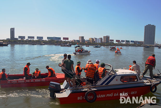 Lực lượng vũ trang thành phố và Quân khu 5 tham gia tìm kiếm cứu nạn trên sông Hàn. Ảnh: NGỌC PHÚ