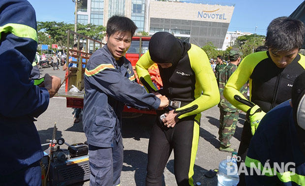 Lực lượng thợ lặn nỗ lực không ngừng nghỉ để tìm kiếm nạn nhân trên sông Hàn.         Ảnh: N.P
