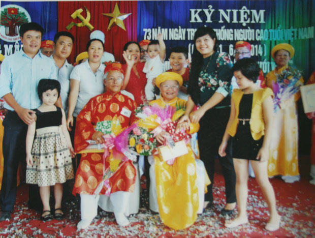 Con cháu chúc mừng đám cưới Vàng của vợ chồng cụ Trần Ban (phường Mân Thái).          