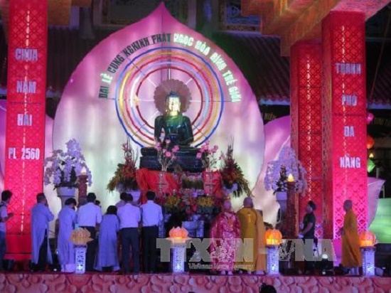 The Jade Buddha is received at a ceremony on June 4 (Photo: VNA)