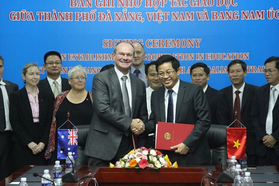 The signing ceremony between Minister Smith (left) and Director Minh (right)  