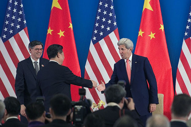 Chủ tịch Trung Quốc Tập Cận Bình (giữa) gặp gỡ Ngoại trưởng Mỹ John Kerry tại Đối thoại chiến lược và kinh tế Mỹ - Trung. Ảnh: AFP