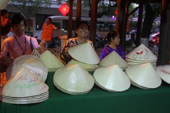 Conical hats made by Hue artisans (Photo: VNA)