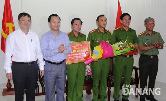 Secretary Anh (second left) with some of the police officers