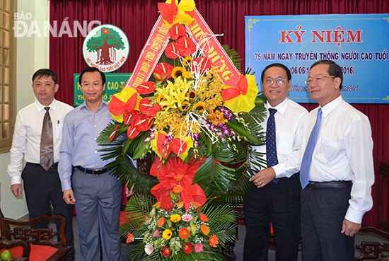 Secretary Anh (second left) with Association representatives