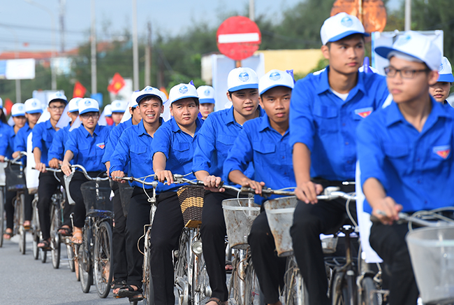 Hàng trăm thanh niên đạp xe hưởng ứng Tuần lễ Biển và Hải đảo Việt Nam với chủ đề 