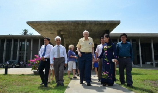 Nobel Prize-winning physicist Jerome Friedman (c) walks in front of the International Center of Interdisciplinary Science Education in Binh Dinh Province