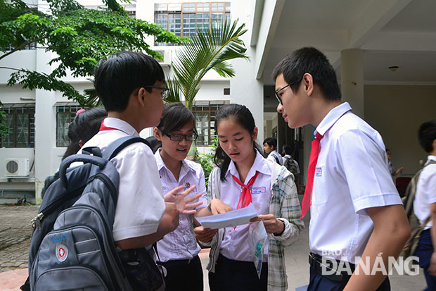 Thí sinh tham gia thi môn Ngữ văn tại Hội đồng coi thi Trường THPT Phan Châu Trinh. 