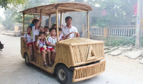 Preschoolers in Da Nang travel on the electric car made from bamboo by Vo Tan Tan, the driver, in this photo. Tuoi Tre