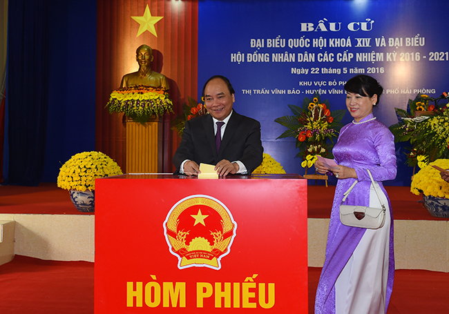 Thủ tướng Nguyễn Xuân Phúc bỏ phiếu tại Hải Phòng (Ảnh: Phạm Hải Sâm)