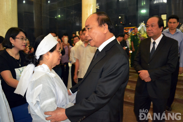 Thủ tướng Nguyễn Xuân Phúc thăm hỏi, động viên gia đình đồng chí Hoàng Minh Thắng