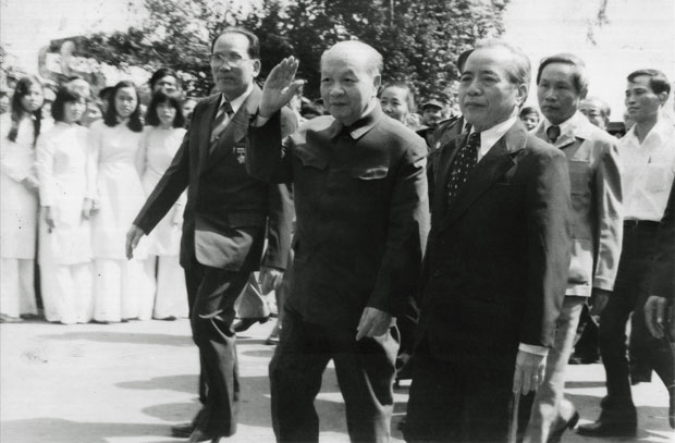 Đồng chí Hoàng Minh Thắng (bìa phải) đón tiếp Chủ tịch Hội đồng Nhà nước Trường Chinh thăm và làm việc với tỉnh Quảng Nam - Đà Nẵng năm1985. 						         Ảnh: Ngọc Hợi