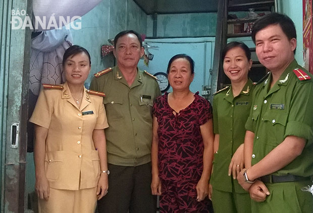 Bà Lai (ở giữa) trong căn nhà được Hội Liên hiệp Phụ nữ Công an quận Thanh Khê hỗ trợ sửa chữa.
