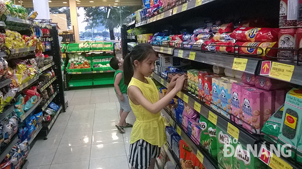 Mặt hàng đa dạng, giá cả vừa phải, các siêu thị mi-ni ở Đà Nẵng phục vụ đa dạng đối tượng khách hàng.  Ảnh: H.N
