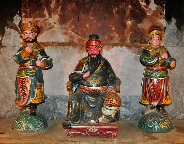 Tượng Quan Công (giữa) và Quan Bình, Châu Thương tại động Huyền Không, khu danh thắng Ngũ Hành Sơn, Đà Nẵng.