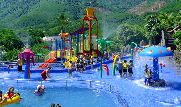 Công viên suối khoáng nóng Núi Thần Tài còn có các trò chơi vận động dành cho trẻ em.
