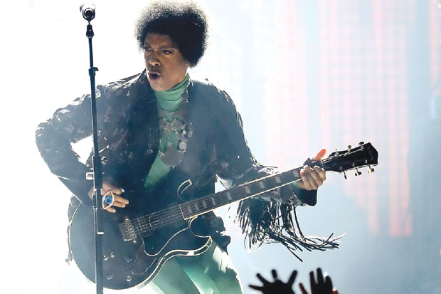 Huyền thoại nhạc pop Prince chơi guitar cho ca khúc “Like a Prayer” của Madonna. 
