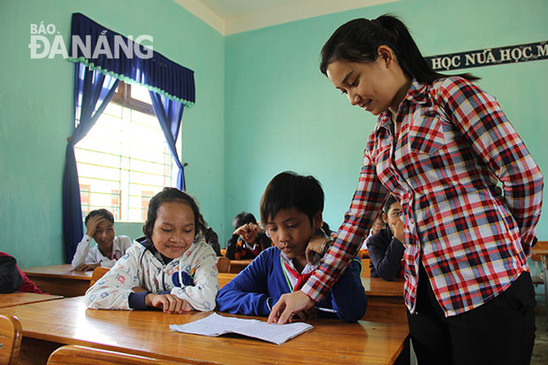 Trường phổ thông dân tộc bán trú THCS cụm xã Chà Vàl - Zuôich được xây dựng từ nguồn vốn hỗ trợ của thành phố Đà Nẵng, đã tạo điều kiện để các em học sinh vùng cao có được môi trường học tập tốt nhất.  Trong ảnh: Cô giáo và học sinh của trường trong một tiết học.