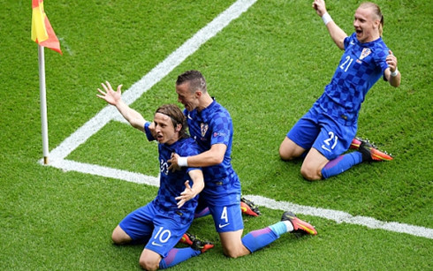 Modric lập siêu phẩm giúp Croatia giành chiến thắng trước Thổ Nhĩ Kỳ. (Ảnh: Getty)