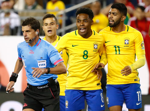 Trọng tài Andres Cunha công nhận bàn thắng cho Peru trong sự phản đối của cầu thủ Brazil. Ảnh: Reuters.