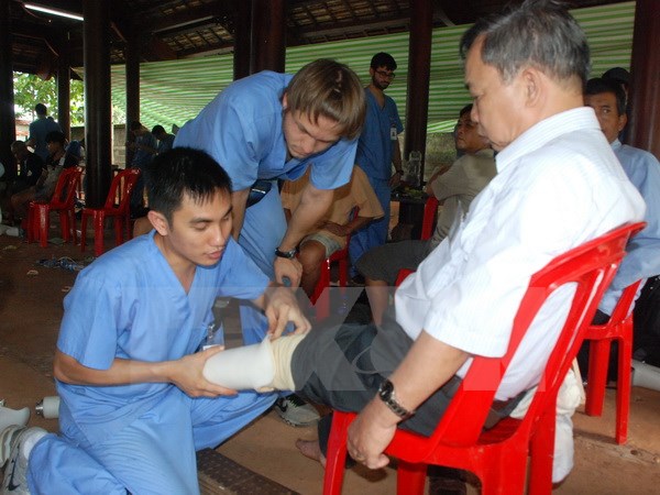 Các bác sỹ và sinh viên Trường Đại học Mercer lắp ráp chân giả cho bệnh nhân. (Ảnh: Nguyễn Văn Việt/TTXVN)