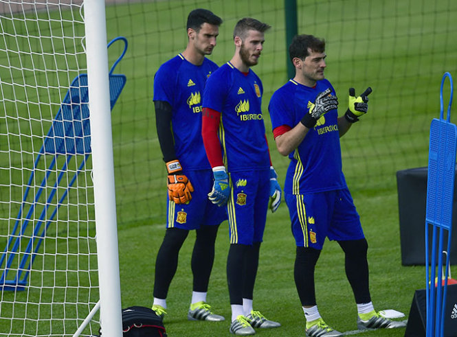 Ba thủ thành của đội Tây Ban Nha (từ trái qua): Sergio Rico, David De Gea và Iker Casillas trong buổi tập chuẩn bị trận gặp CH Czech Ảnh: AFP