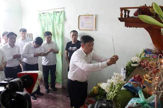  Vice Chairman Dung offering incense to the dead children