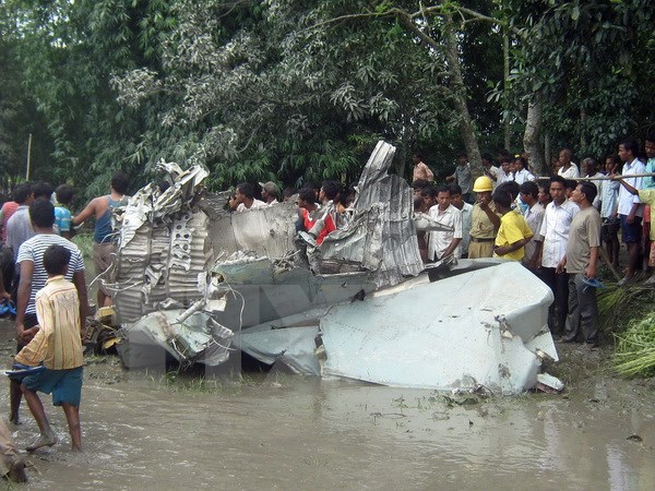 Máy bay tiêm kích MiG-27 của không quân Ấn Độ đã bị rơi xuống làng Moinagudi,cách thành phố Kolkata (Ấn Độ) tháng 7/2010. (Nguồn: AFP/TTXVN)