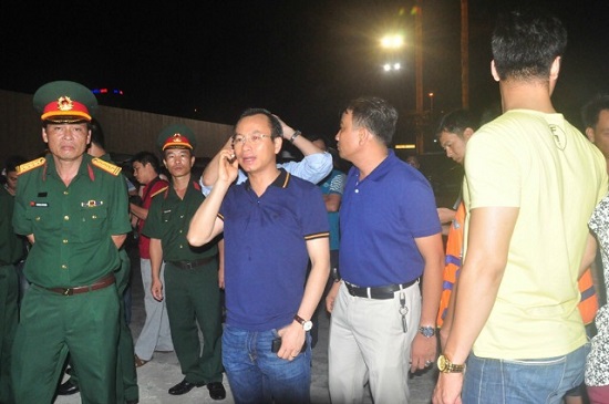 Secretary Anh (third left) monitoring the search and rescue efforts after the capsize