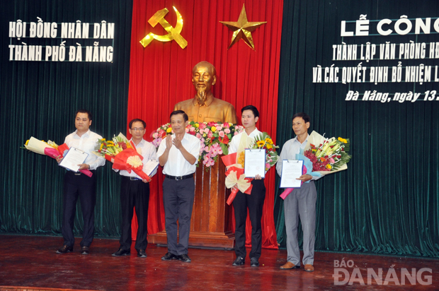 Chủ tịch HĐND thành phố Trần Thọ trao quyết định bổ nhiệm chức danh Chánh Văn phòng HĐND thành phố và Phó Chánh Văn phòng HĐND thành phố cho các cá nhân.