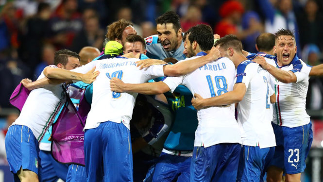 Các cầu tủ Ý ăn mừng chiến thắng trước Bỉ. Ảnh: AFP