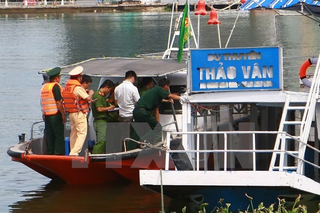 Các lực lượng chức năng tiến hành khám nghiệm tàu Thảo Vân 2 - tàu bị chìm trên sông Hàn khiến 3 người thiệt mạng. (Ảnh: Doãn Tấn/TTXVN)