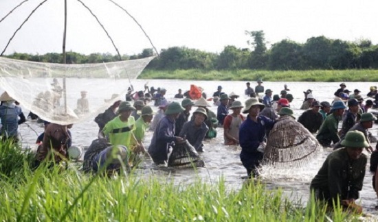 People catch fish with coops at the Dong Hoa fishing festival in the north-central province of Ha Tinh on June 12, 2016. Tuoi Tre