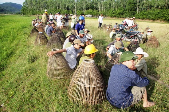 Many bring fishing coops, waiting for the event on Sunday morning. Photo: Tuoi Tre