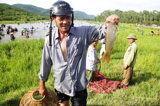 A man catches a carp at the festival. Photo: Tuoi Tre