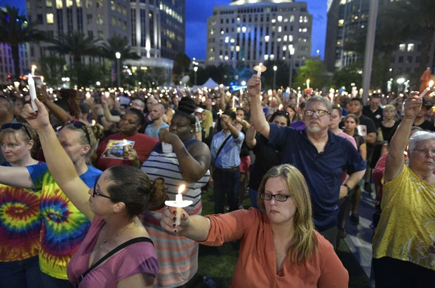 Người dân Orlando tham gia các buổi lễ tưởng niệm nạn nhân. Ảnh: AFP