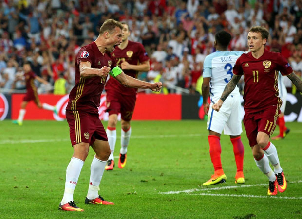 Niềm vui sau bàn san bằng tỷ số của trung vệ Berezutski (áo đỏ, bìa trái), một hình ảnh chứng tỏ tinh thần Nga trong trận đấu đầy khó khăn trước đội tuyển Anh. Ảnh: rediff