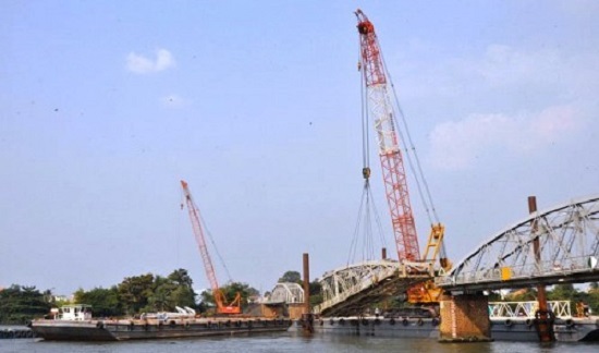 The Ghenh bridge in Dong Nai Province is being repaired.