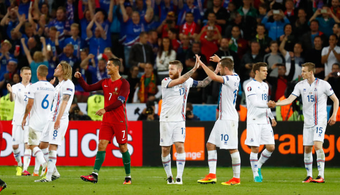 Các cầu thủ Iceland vui mừng sau khi cầm hòa được Bồ Đào Nha - Ảnh: REUTERS